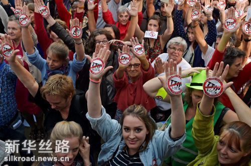 图为9月20日民众在比利时布鲁塞尔参加抗议活动　新华社路透