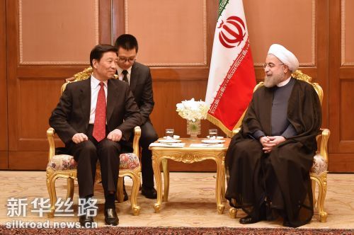 10月9日，伊朗总统鲁哈尼（右）在泰国曼谷会见前来出席亚洲合作对话第二次领导人会议的中国国家副主席李源潮 记者李芒茫摄