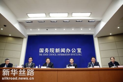 国新办举行新闻发布会介绍降低企业杠杆率有关政策情况 记者 沈伯韩摄