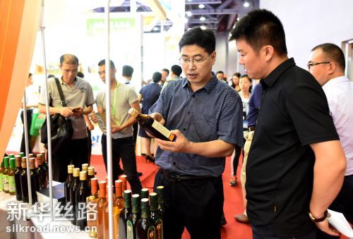 10月10日，客商在第十三届中国国际中小企业博览会展馆里参观选购 记者卢汉欣摄