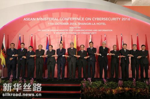 10月11日，嘉宾在新加坡举行的东盟网络安全部长级会议上合影 记者包雪琳摄