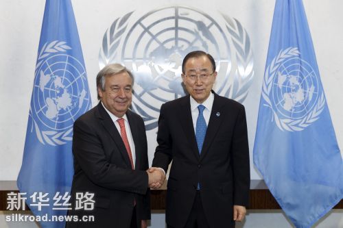 10月13日，在位于纽约的联合国总部，联合国秘书长潘基文（右）同下一任联合国秘书长安东尼奥·古特雷斯握手 记者李木子摄
