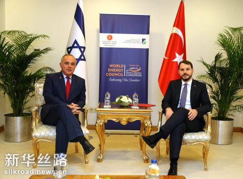 10月13日，在土耳其伊斯坦布尔，以色列能源部长尤瓦尔·施泰尼茨（左）和土耳其能源部长阿尔巴伊拉克举行会晤 新华社发（土耳其能源部提供）