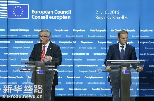 10月21日，在比利时首都布鲁塞尔的欧盟总部，欧盟委员会主席容克（左）和欧洲理事会主席图斯克召开新闻发布会 记者叶平凡摄