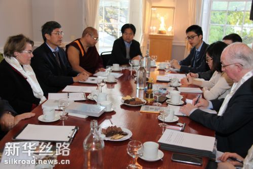 10月25日，在爱尔兰都柏林，中国藏文化交流团与爱尔兰著名智库国际与欧洲事务研究所的专家学者进行座谈 记者熊思浩摄