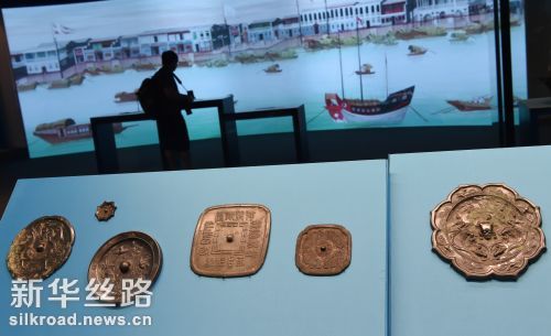 在传媒预展上展出的扬州博物馆藏的唐朝铜镜系列藏品 记者吕小炜摄