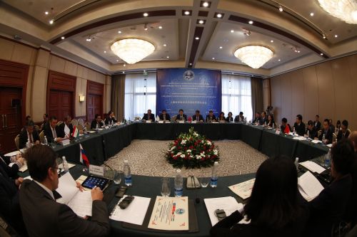 图为10月12日在比什凯克举行的上海合作组织成员国经贸部长第15次会议现场。