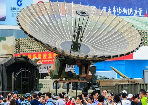 图为11月1日，观众在航展现场参观。（新华社记者刘大伟摄）