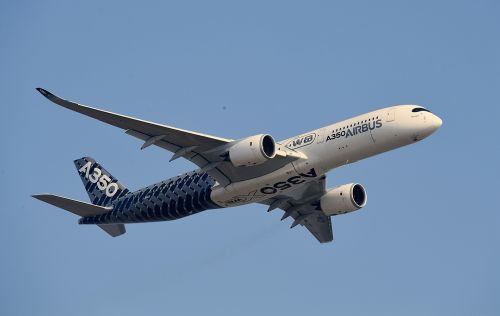 图为11月1日，远程宽体飞机空客A350WXB在航展上进行飞行动态展示。（新华社记者 李贺 摄）