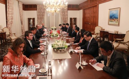 11月13日，中国外交部长王毅在安卡拉与土耳其外长恰武什奥卢举行中土外长磋商机制首次会议，就双边关系以及共同关心的国际地区问题深入交换意见 记者邹乐摄