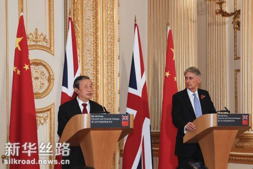 11月10日，在英国伦敦，中国国务院副总理马凯（左）在出席第八次中英经济财金对话后，与英国财政大臣哈蒙德共同会见记者 记者韩岩摄