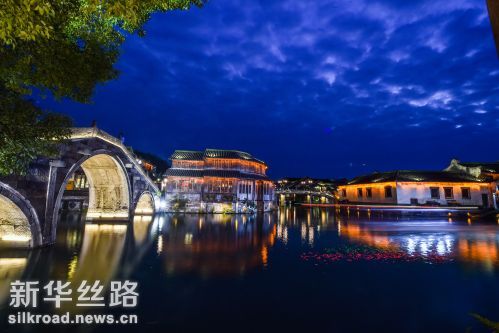 11月15日，乌镇西栅呈现美丽的夜色 记者徐昱摄
