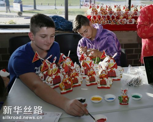 11月14日，在美国艾奥瓦州马斯卡廷市高级中学，学生在中国文化周活动中学习为兔爷上色 记者汪平摄