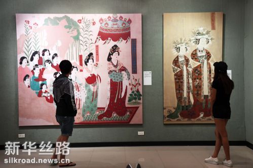 10月12日，观众在参观敦煌文化艺术展览 记者朱祥摄