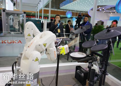图为12月6日机器人在展会现场表演打击乐 记者季春鹏摄