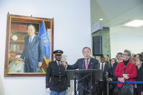 12月14日，在位于纽约的联合国总部，即将卸任的联合国秘书长潘基文（左二）在为自己的画像揭幕后讲话。