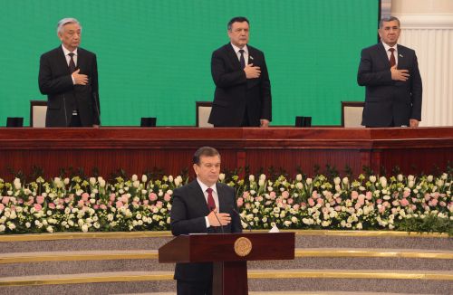 12月14日，乌兹别克斯坦当选总统米尔济约耶夫（前）在塔什干举行的乌最高会议立法院和参议院联席会议上宣誓就职。