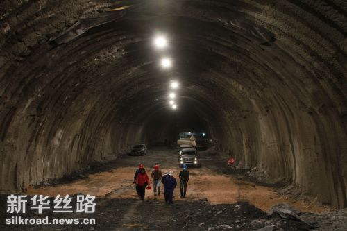 12月15日拍摄的阿尔及利亚南北高速公路T2隧道贯通后的内部场景 新华社发