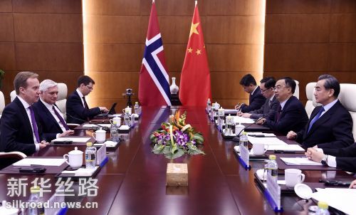 12月19日，外交部长王毅在北京与挪威外交大臣布伦德举行会谈 记者燕雁摄