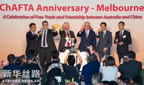 11月24日，在澳大利亚墨尔本，中国驻澳大利亚大使成竞业（后排右二）、前澳大利亚贸易与投资部长安德鲁·罗布（后排右三）等在纪念活动上举杯庆祝 新华社发（白雪摄）