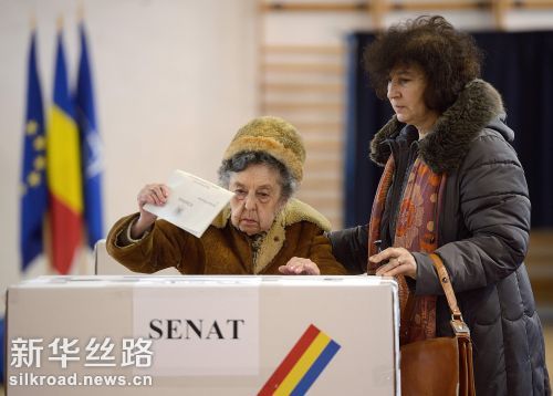 12月11日，在罗马尼亚首都布加勒斯特，一名老者在投票站投票 新华社　法新