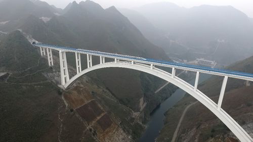 图为沪昆高铁贵阳至昆明段