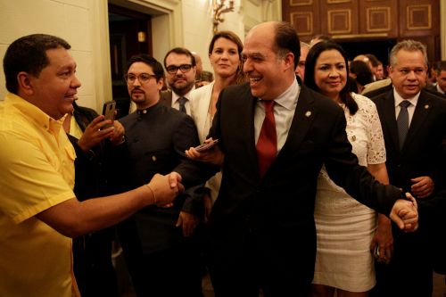 1月5日，在委内瑞拉首都加拉加斯，新议会主席胡利奥·博尔赫斯（前右）在议会会议后与支持者握手。