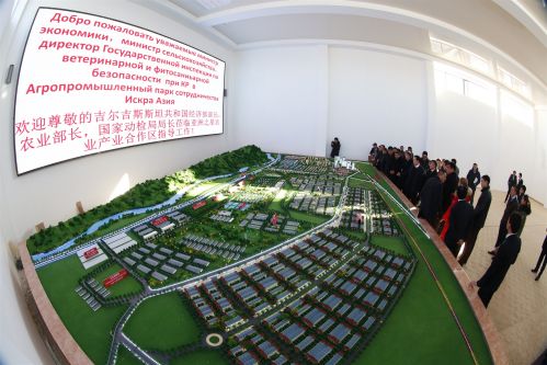 1月6日，在吉尔吉斯斯坦北部楚河州伊斯克拉镇，相关人员在展厅参观沙盘。