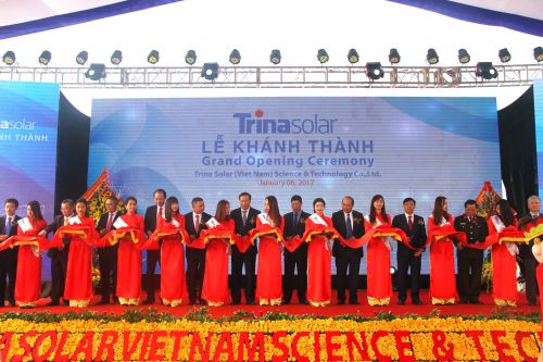 1月6日在越南北江省拍摄的天合光能控股的太阳能电池组件厂投产剪彩仪式现场。