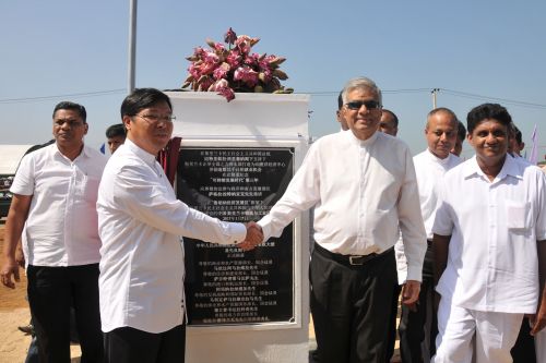 1月7日，在斯里兰卡汉班托塔，斯里兰卡总理维克勒马辛哈（前右）与中国驻斯里兰卡大使易先良（前左）在中斯工业园奠基仪式上握手。