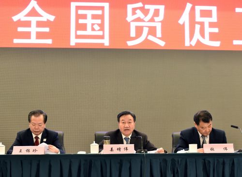 1月9日，中国贸促会会长姜增伟（中）在讲话。