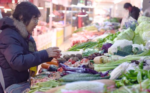 1月10日，市民在长春市锦华副食农贸市场内选购蔬菜。