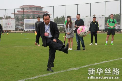 澄迈县委书记杨思涛为北京国安球队冬训开球。吴年怡 摄