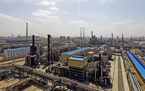 图为辽宁抚顺石化公司石油二厂厂区。这家大型国企近年来深化推进改革，实现业绩逆市增长。