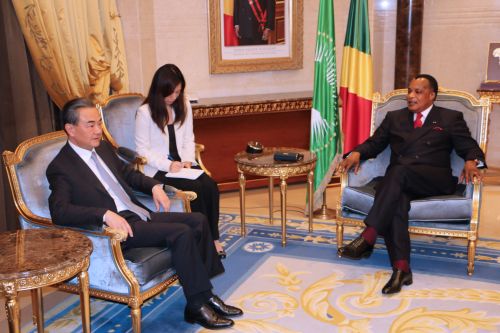 1月10日，刚果共和国总统萨苏（右）在布拉柴维尔总统府会见中国外交部长王毅（左）。