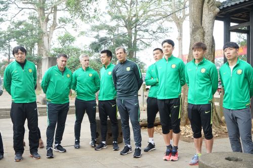 北京国安足球队成员仔细聆听罗驿村介绍。曾文君 摄