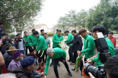 北京国安足球队成员向罗驿村长寿老人发放慰问品。曾文君 摄