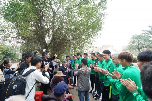 罗驿村长寿老人代表向北京国安足球队成员表示感谢。曾文君 摄