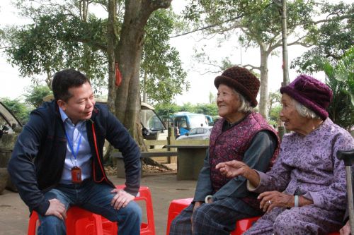 老城经济开发区管委会主任王世雄询问老人情况。王世成 摄