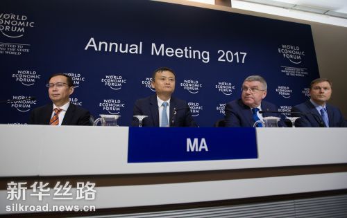 1月19日，在瑞士达沃斯，国际奥委会主席巴赫（右二）与阿里巴巴集团董事局主席马云（左二）出席新闻发布会  记者徐金泉摄