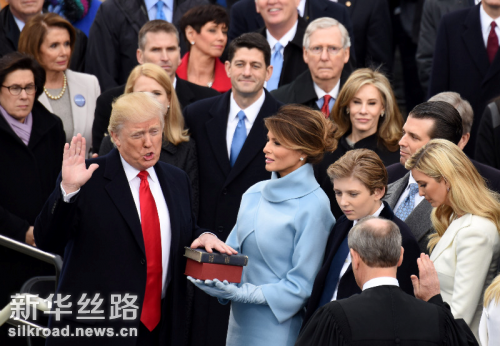 图为1月20日，•特朗普在美国第45任总统就职典礼上宣誓