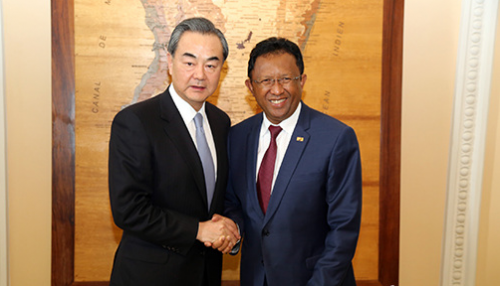 图为1月7日马达加斯加总统埃里（右）在塔那那利佛总统府会见中国外交部长王毅