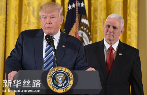 为美国总统特朗普（左）在白宫团队宣誓就职仪式上讲话