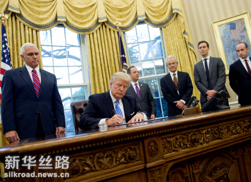 图为1月23日，美总统特朗普签署行政命令正式宣布美国退出跨太平洋伙伴关系协定（TPP）。