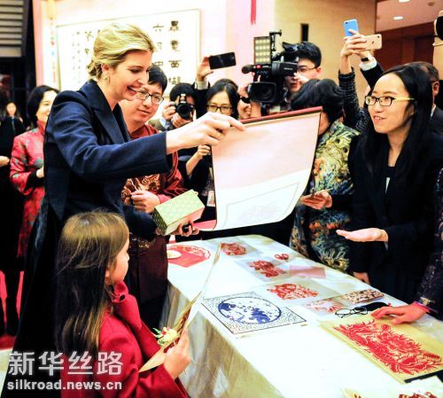 2月1日，在美国华盛顿中国驻美大使馆，美国总统特朗普的女儿伊万卡（左）携小女儿阿拉贝拉出席“2017年欢乐春节－中国文化之夜”活动  记者刘阳摄