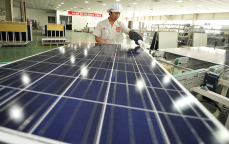 资料图：天津英利新能源有限公司的员工在组装太阳能电池板