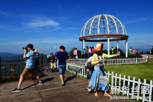 2月8日,海南三亚旅游景区节后错峰游持续火爆,图为中外游客在亚龙湾热带天堂森林旅游区参观游览的情景。(黄庆优摄) (13)