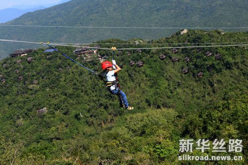 2月8日,海南三亚旅游景区节后错峰游持续火爆,图为中外游客在亚龙湾热带天堂森林旅游区参观游览的情景。(黄庆优摄) (14)