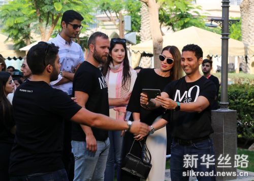 1月10日，在阿联酋迪拜，华为手机挑战吉尼斯世界纪录的活动组织者引导人们列队参与自拍。 新华社记者李震摄