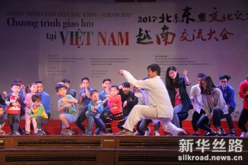 2月15日,在越南首都河内,参加“北京东盟文化之旅”活动的越南学生学习中国武术。新华社记者乐艳娜摄